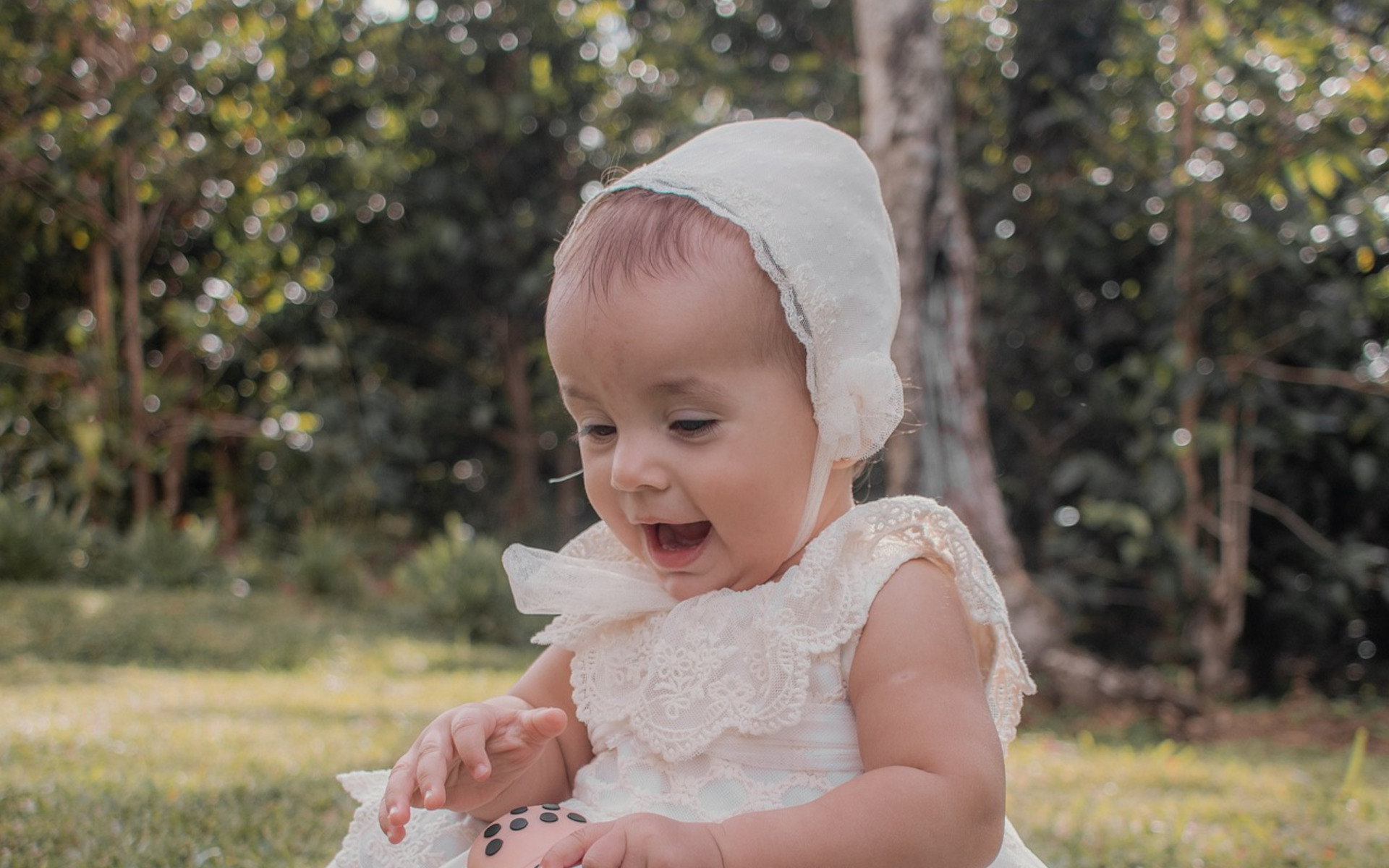 Elegancja i tradycja: wybór nakrycia głowy na chrzest